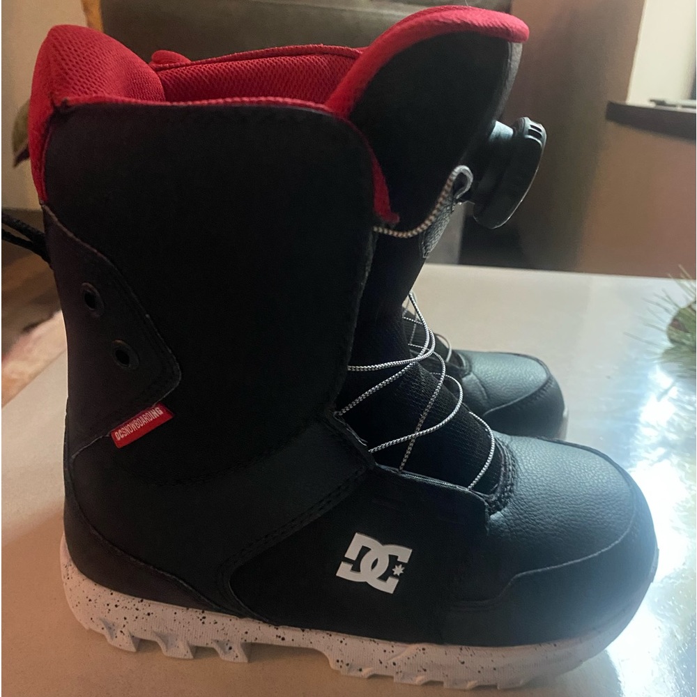 DC BOA, Snowboard boots, Youth size 4.